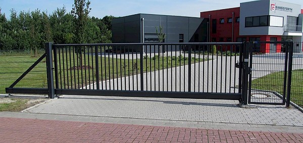 Freitragende Schiebetore &quot;Private Light&quot; mit Rundrohrfüllung 25mm oder QR 25x25mm